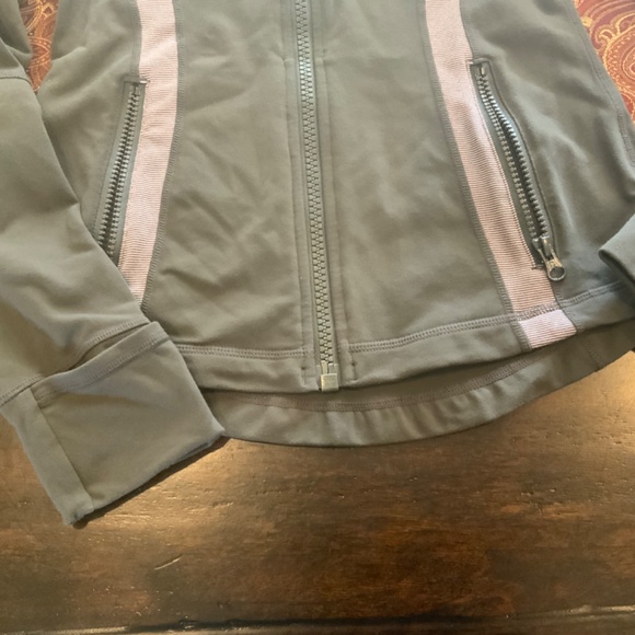 Lululemon Define Jacket , Size 6, worn 4 times, MSRP$118 Excellent condition - Picture 3 of 8